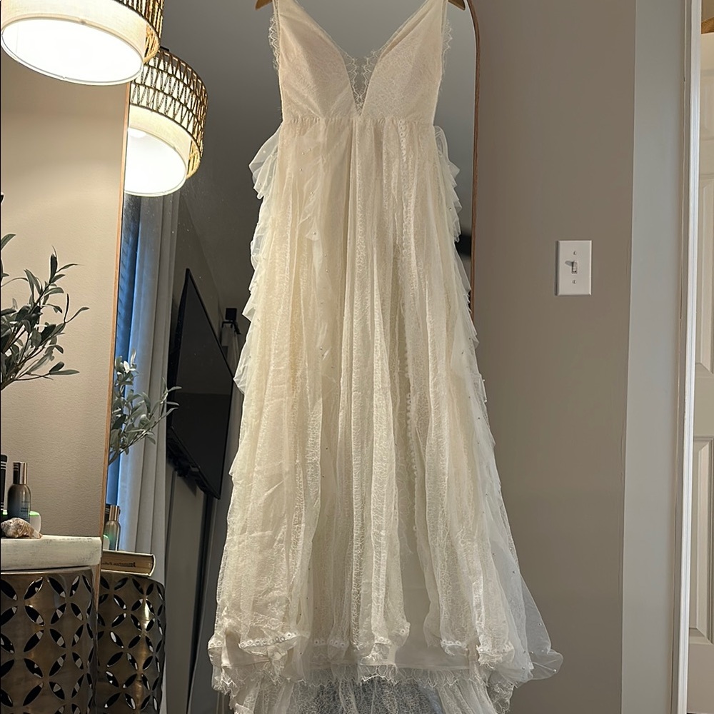 Iconic Grace Loves Lace Wedding Gown - Picture 4 of 13